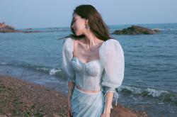 开云体育入口-你提到的关键词中西决（西部决赛）与骑士、尼克斯（均属东部）存在地理矛盾。我猜想你的核心是想表达季后赛生死战焦点对决和骑士淘汰尼克斯。我将在此基础上，为你构思一篇更具合理性和张力的文章