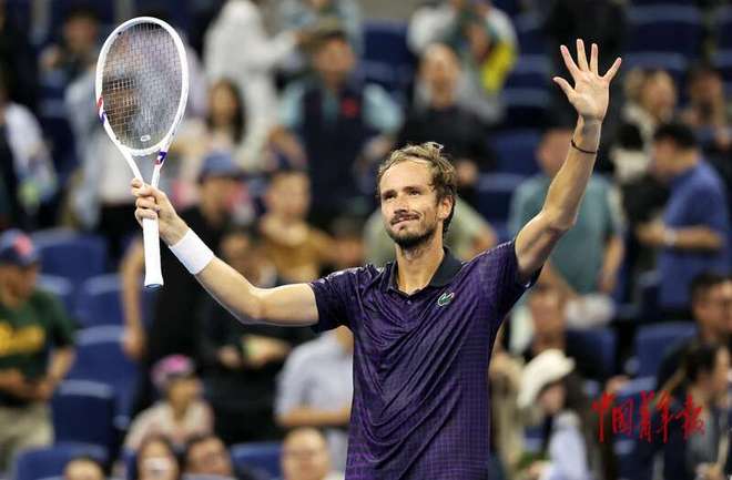 西班牙网球队鏖战法国网球队,梅德韦杰夫关键制胜的简单介绍 西班牙网球队鏖战法国网球队,梅德韦杰夫关键制胜的简单介绍