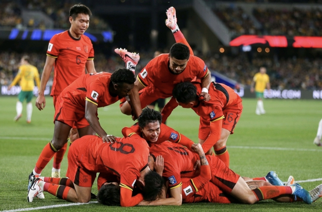 赛场上每一个瞬间都充满悬念和激情，观众目不转睛